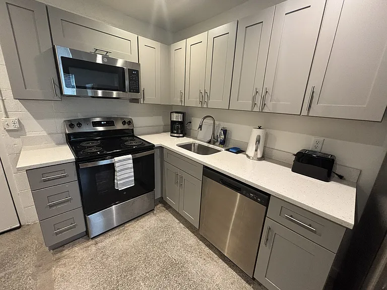 Studio Arms Apartments — Photo 22