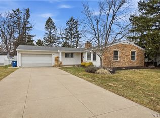 28 Fox Chapel Rd, Williamsville, NY 14221