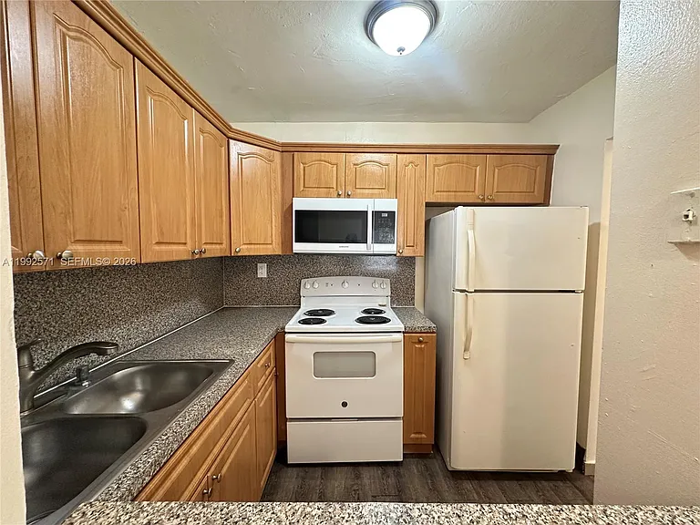 1008 NW 45th Ave #8 — Photo 6