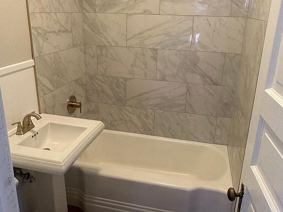 3rd image of 690 Chilton Ave #2