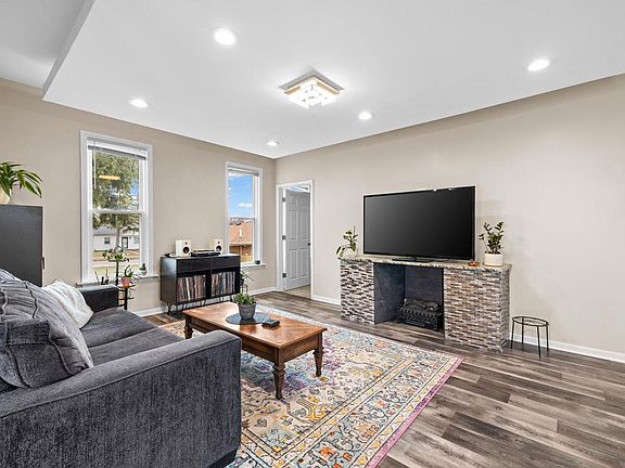 5th image of 224 West Martin LANE