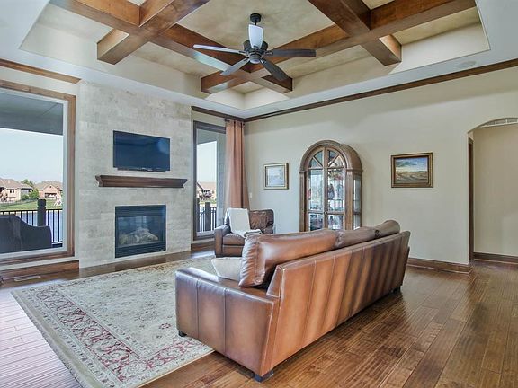 2nd image of 727 N Deerfield Cir