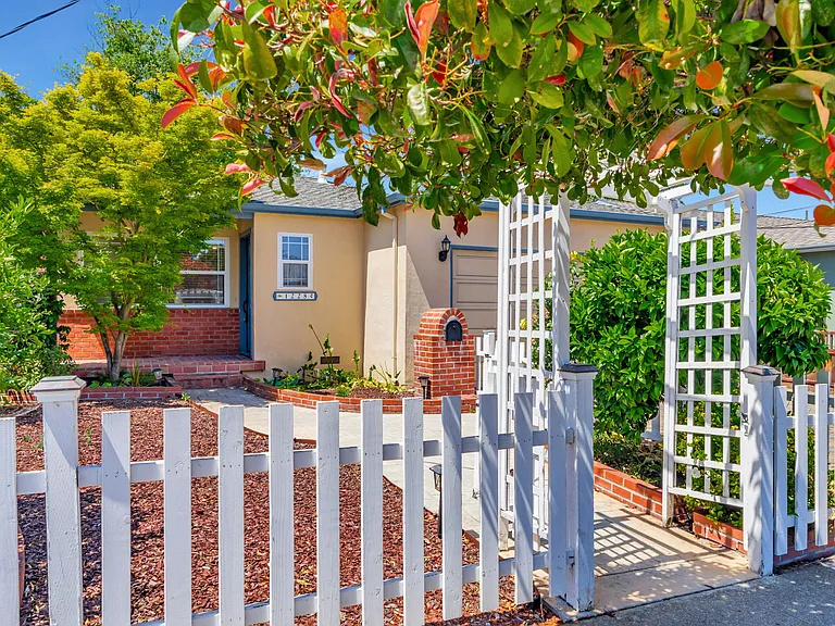 1228 Ruby St — Photo 3