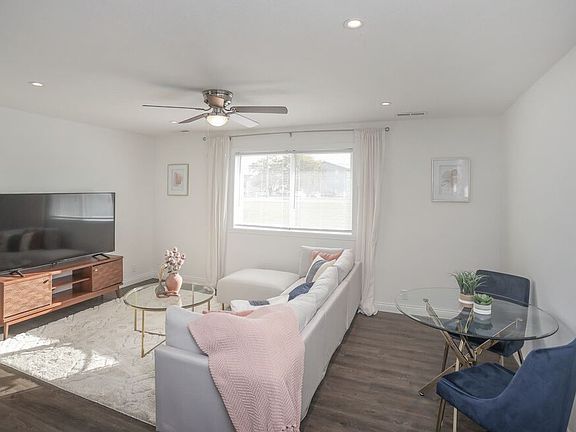 2 Bed 1 Bath Duplex Living room