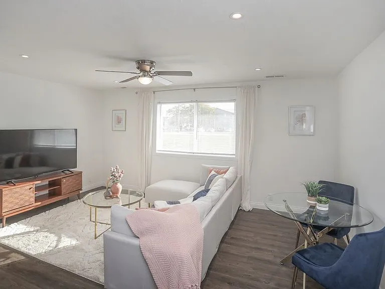 2 Bed 1 Bath Duplex Living room