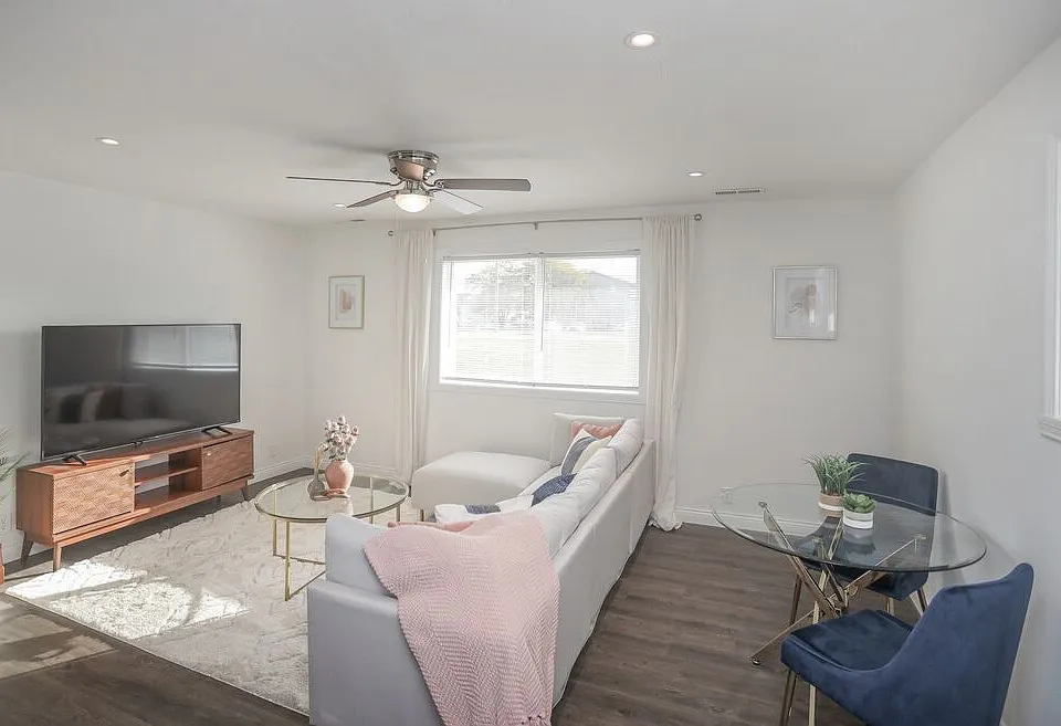 2 Bed 1 Bath Duplex Living room