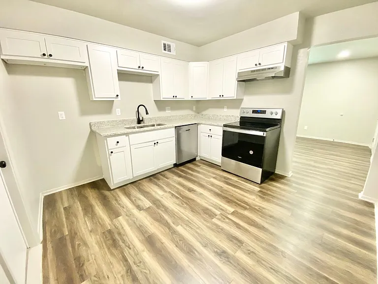 117 E Sanford St #B — Photo 9