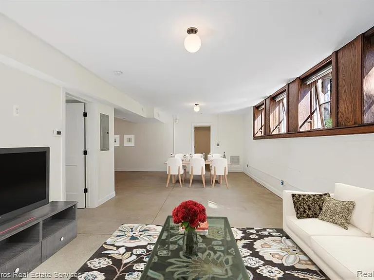 389 Saint Clair St #101 — Photo 9