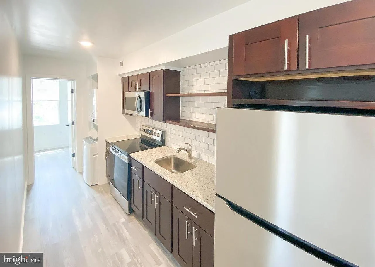 3 bed, 950 sqft, $2,300 — Photo 1