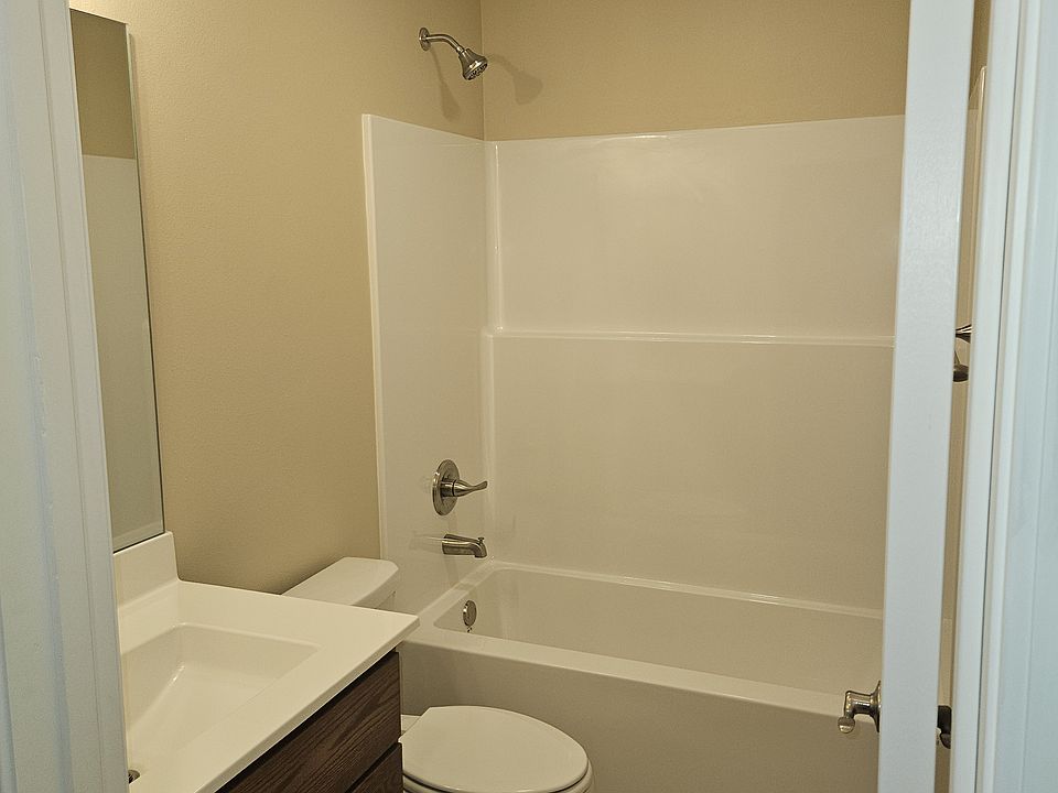 Bathroom #1: tub/shower