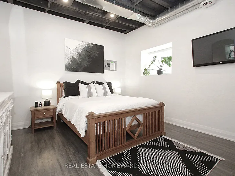 1233 Dundas St E — Photo 14