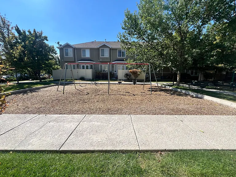 1485 N June St — Photo 23