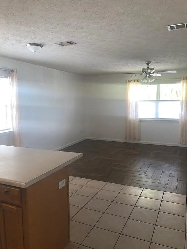 2 bed, 900 sqft, $1,400 — Photo 4