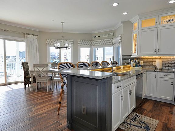 3rd image of 902 Ocean Dr #123