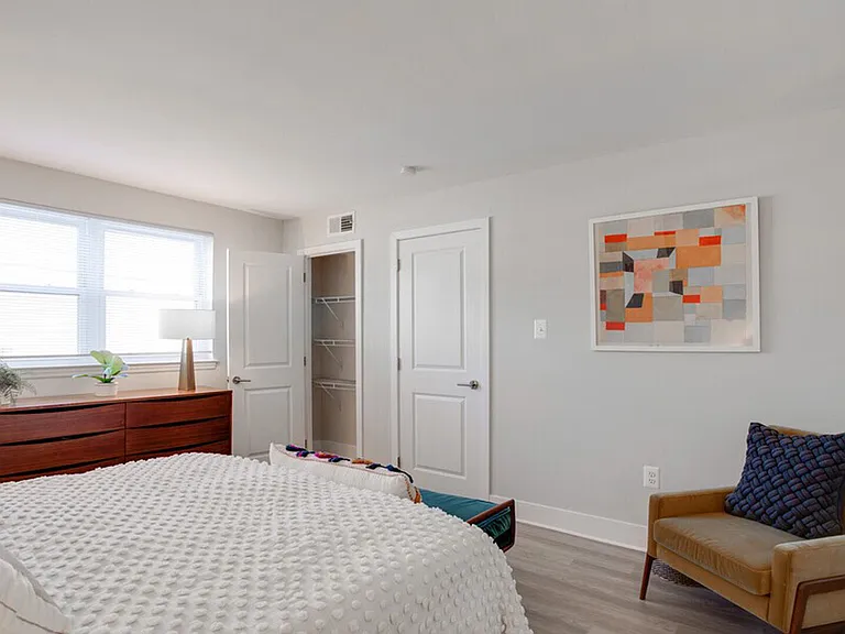 550 S Dupont Pkwy — Photo 25