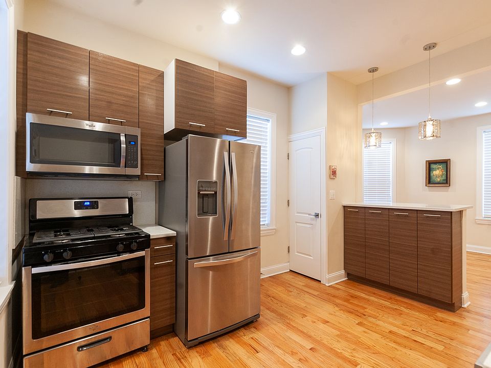 1st image of 1021 N Leavitt St #10231