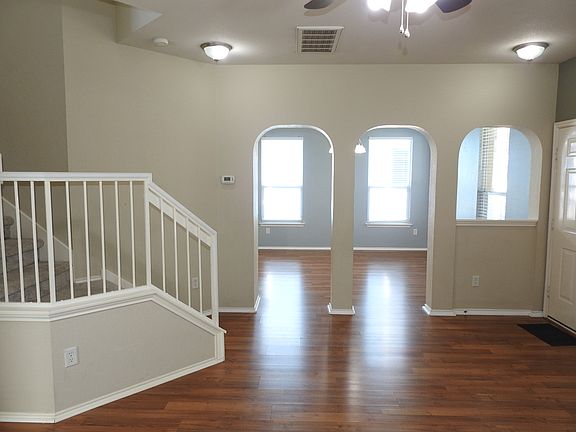 4th image of 909 E Park St