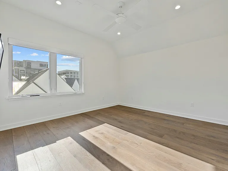 2518 Sutherland St — Photo 18