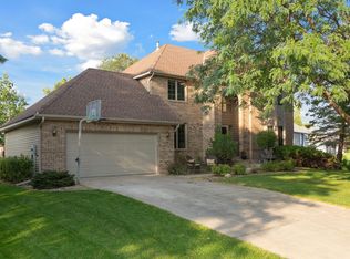 181 Cottonwood Dr, Vadnais Heights, MN 55127