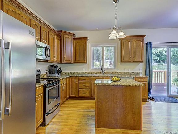 3rd image of 307 Harriman Heights Rd
