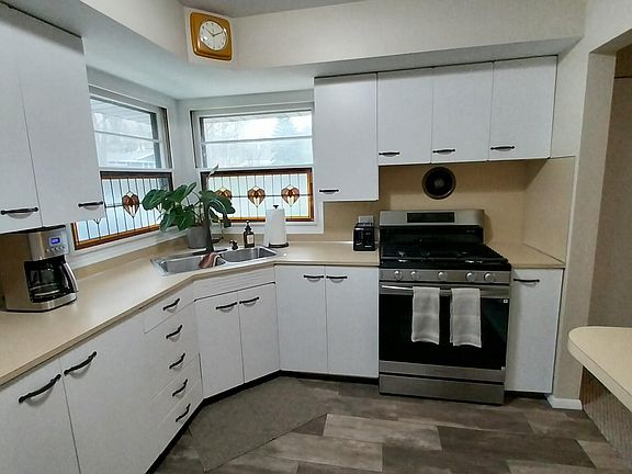 3rd image of 2024 Hillsdale Ave