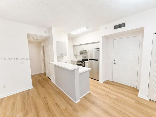 7000 SW 80th St APT 211, Miami, FL 33143