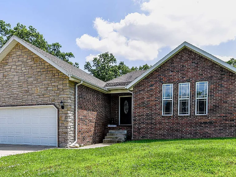 370 Southwoods Way — Photo 2