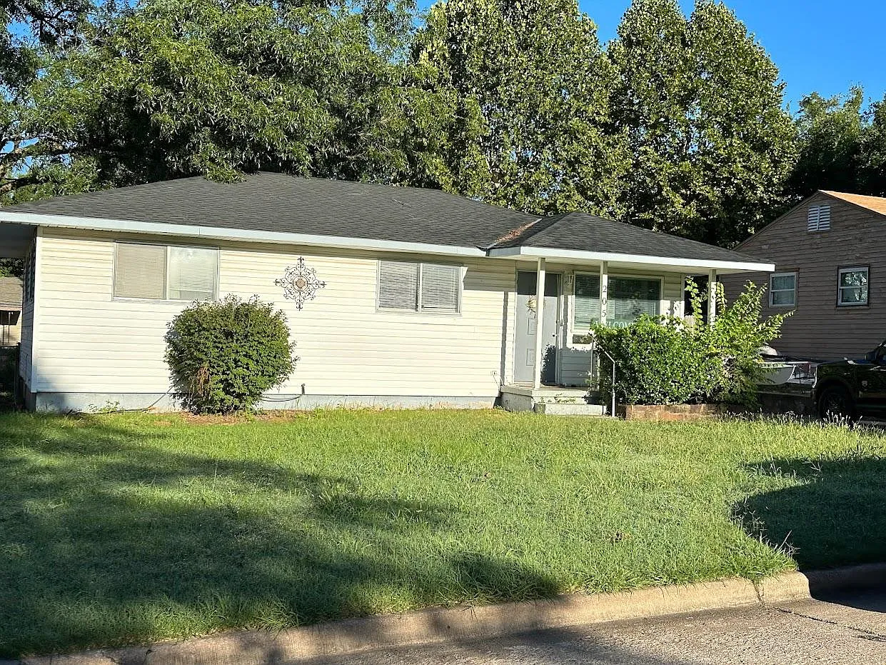 205 SE Elmhurst Ave — Photo 1