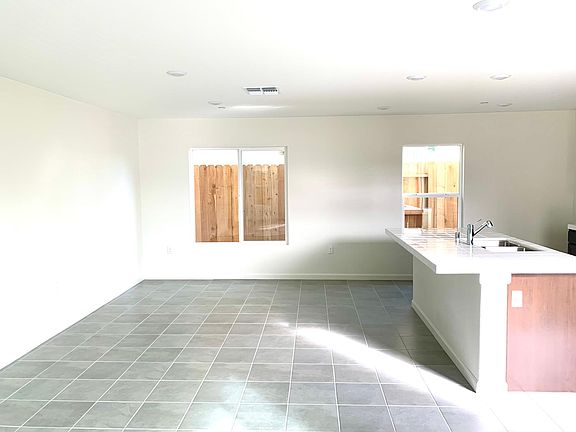 4th image of 984 N Apricot Ave