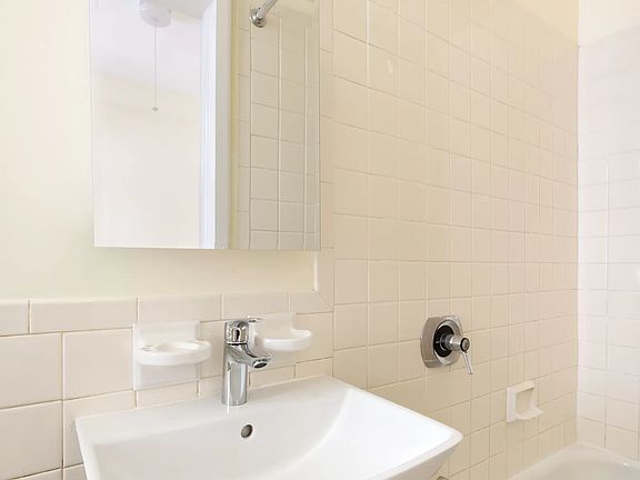5th image of 255 W 98th St APT 4C