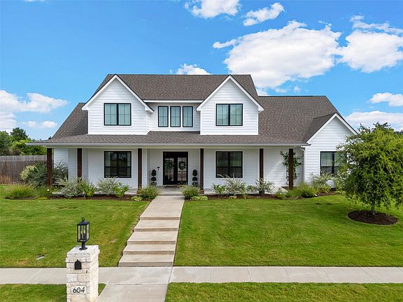 3rd image of 604 Lindsay Ln