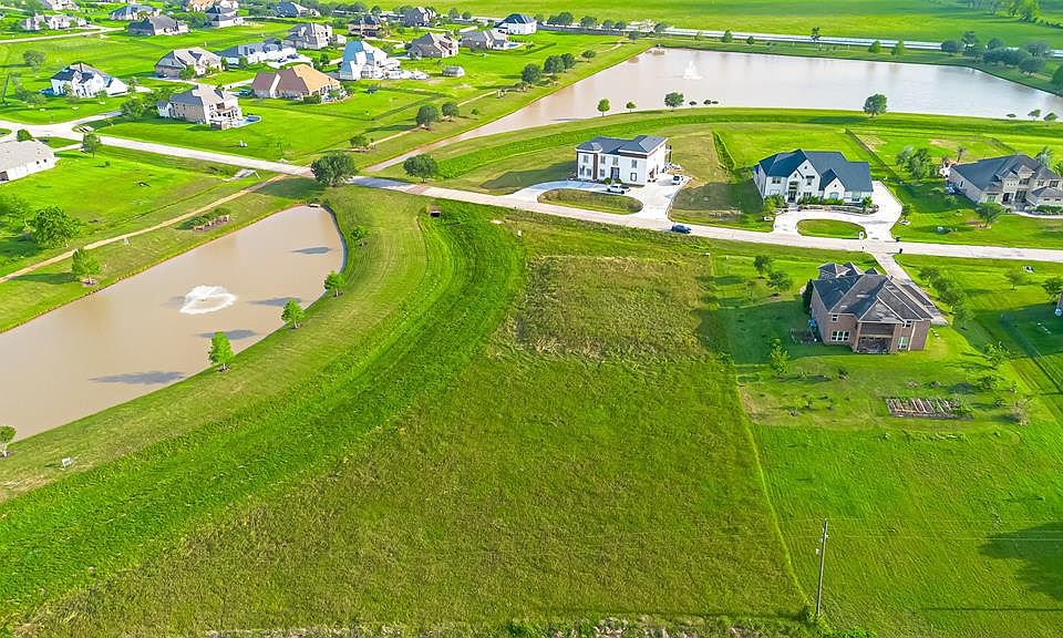 1st image of 702 Leaning Oak Trail
