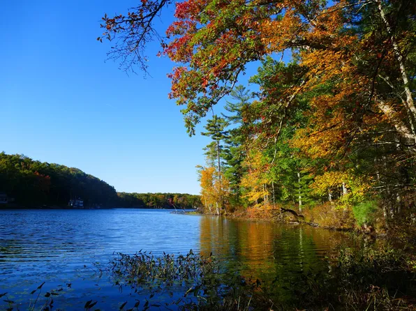 829 Welcome Lake Rd, Hawley, PA 18428