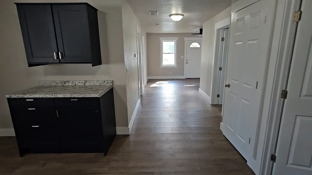 3 bed, 1000 sqft, $1,600 — Photo 3