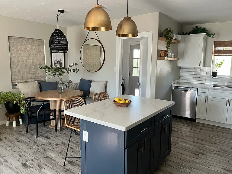 1832 E Crittenden Ln — Photo 4