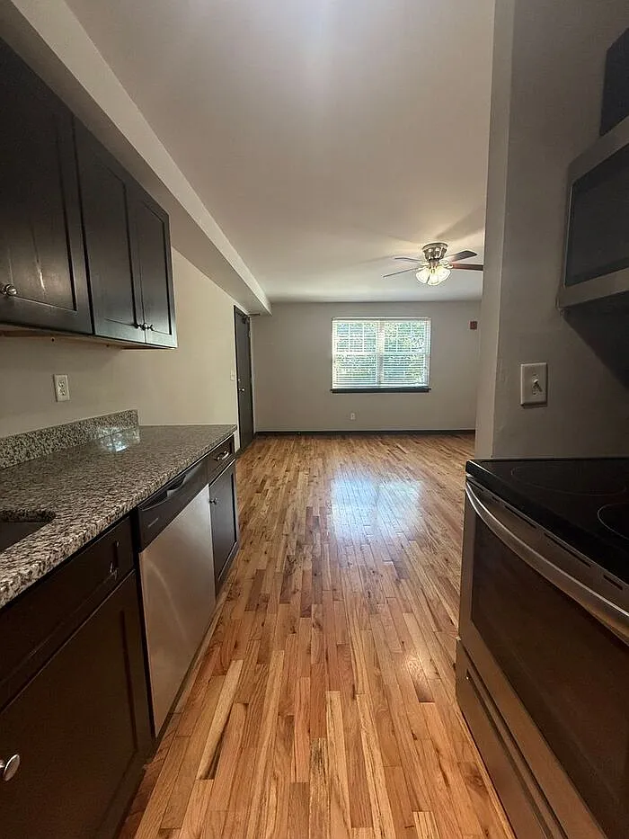 Studio, 1.0 bath, 450 sqft, $895 — Photo 3