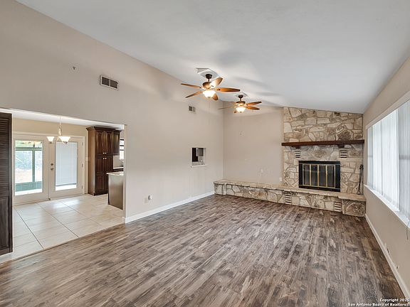 4th image of 103 Crestview