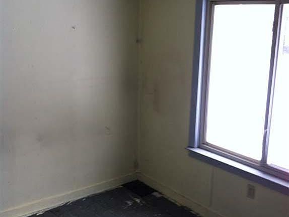 3rd image of 1007 Broadway St E