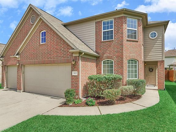 The home has great curb appeal and is spacious with over 3600 sq/ft of living space!