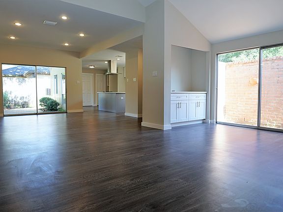 Open to bar, dining& kitchen
