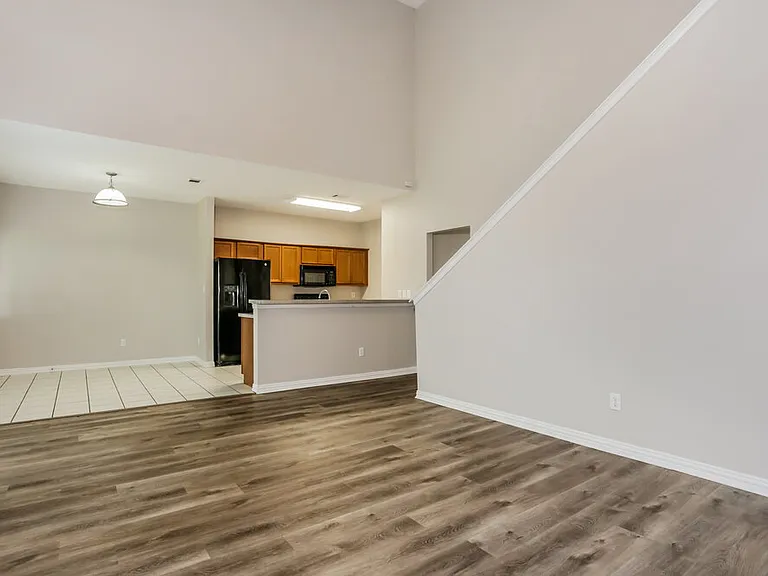 2407 Creekwood St — Photo 4