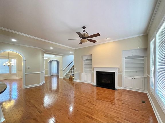 Family Room --11 foot ceiling