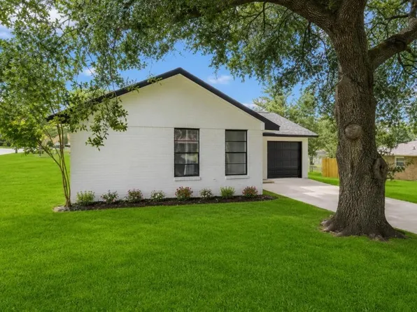 221 N Baron St, Bellville, TX 77418