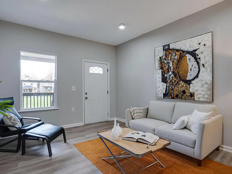 293 W Park Ave — Photo 2