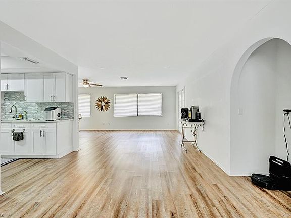 4th image of 104 Edward AVE