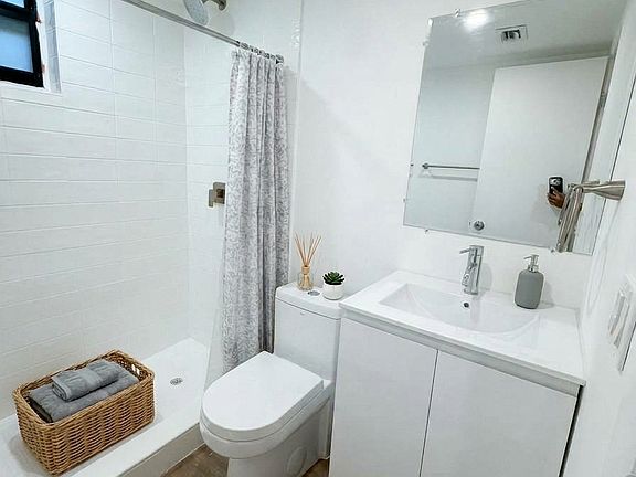 3rd image of 945 SW 4th St #3