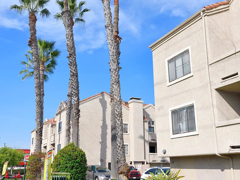 Sunset Plaza Apartments — Photo 16