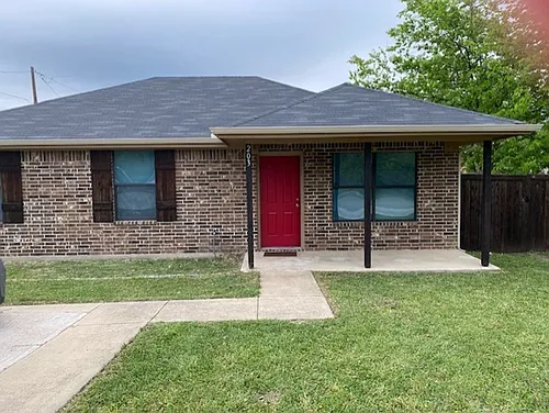 203 W Willow St Photo 1