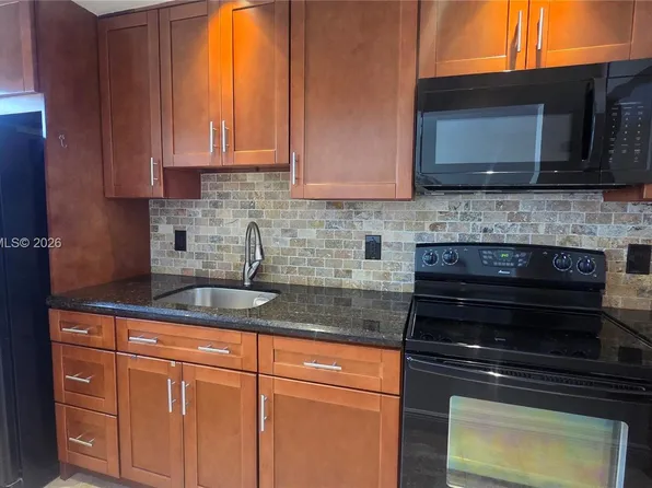 415 NE 2nd St, Hallandale, FL