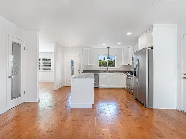 1323 Prentice Dr — Photo 7